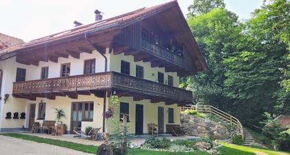 Neue, hochwertige Ferienwohnung mit Zirbenbett & Terrasse – Nähe Bad Tölz