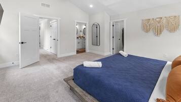 4 bedrooms, iron/ironing board, WiFi, bed sheets