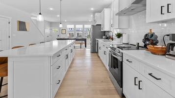 Een koelkast, een magnetron, een oven, een kookplaat