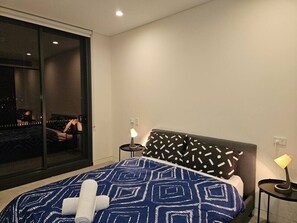 Iron/ironing board, WiFi, bed sheets - 2BR Luxury Homebush APT Near Olympic Park & Sydney (Homebush)