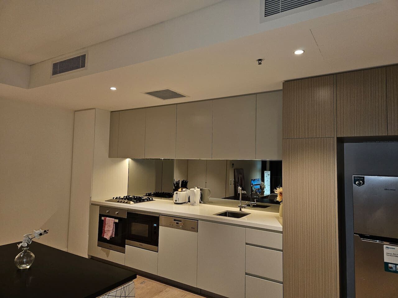 Réfrigérateur, micro-ondes, four, plaque de cuisson