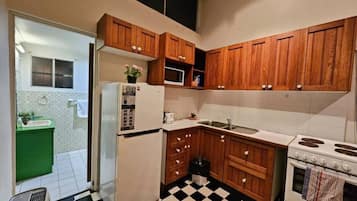 Frigorifero, microonde, piano cottura, pentole/stoviglie/utensili