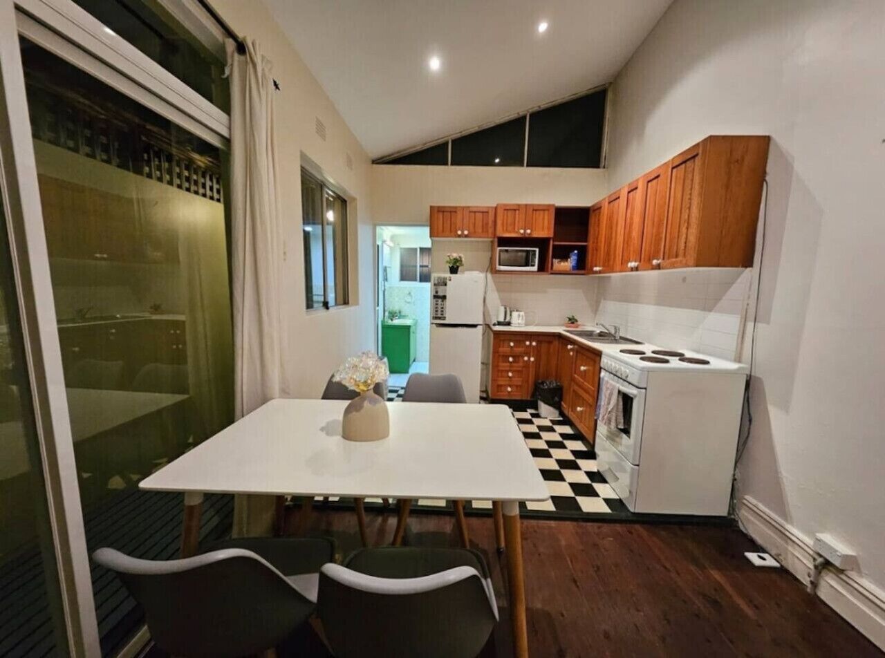 Frigorifero, microonde, piano cottura, pentole/stoviglie/utensili