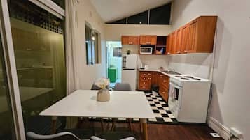 Frigorifero, microonde, piano cottura, pentole/stoviglie/utensili