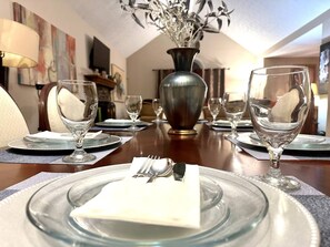 Dining - Charming 4-bedroom house in Lithia Springs for a relaxing stay (Lithia Springs)
