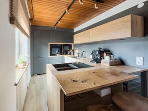 Kjøleskap, mikrobølgeovn, ovn og kokeplater