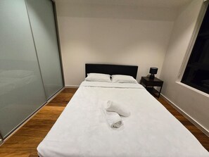 Iron/ironing board, WiFi, bed sheets - Burwood 2BR 031 APT close Olympic park & CBD (Burwood)