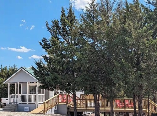Escape to the Pond Palace! A tiny home in Farmersville, TX