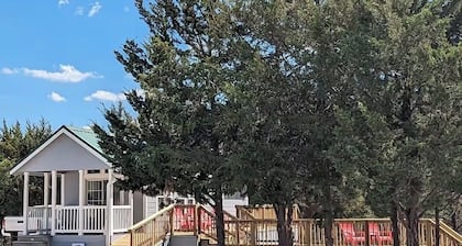 Escape to the Pond Palace! A tiny home in Farmersville, TX