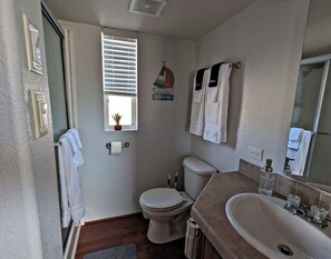 Dusche, Haartrockner, Handtücher, Seife