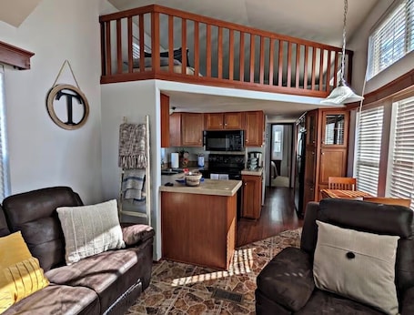 Smart TV, ping pong. Escape to the Pond Palace! A tiny home in Farmersville, TX
