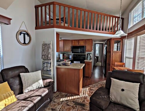 Escape to the Pond Palace! A tiny home in Farmersville, TX