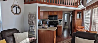 Escape to the Pond Palace! A tiny home in Farmersville, TX