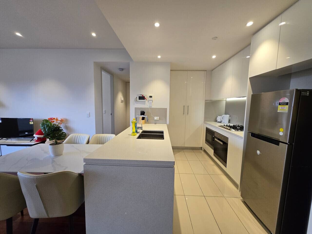 Réfrigérateur, micro-ondes, four, plaque de cuisson