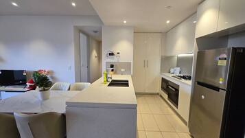 Réfrigérateur, micro-ondes, four, plaque de cuisson