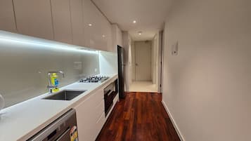 Een koelkast, een microgolfoven, een oven, een kookplaat