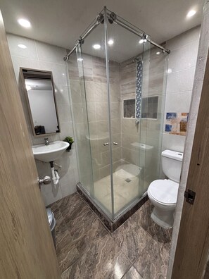 Dusche, Haartrockner, Handtücher, Seife