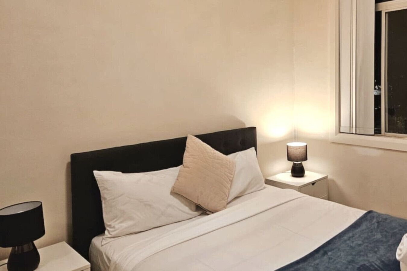 Silitysrauta/-lauta, Wi-Fi, vuodevaatteet