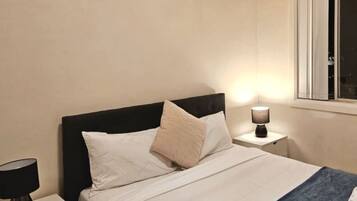 Silitysrauta/-lauta, Wi-Fi, vuodevaatteet