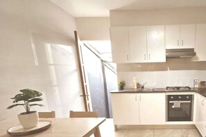 Jääkaappi, mikroaaltouuni, uuni, liesi