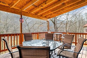 Outdoor dining - Lakefront - Norris Lake - Hot Tub, 2 Slip Covered Dock, Kayaks, ATV trails (Jacksboro)