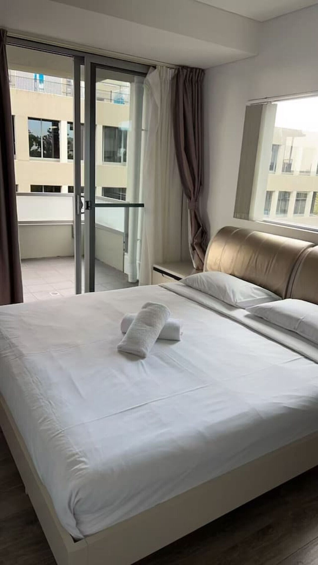 Iron/ironing board, bed sheets