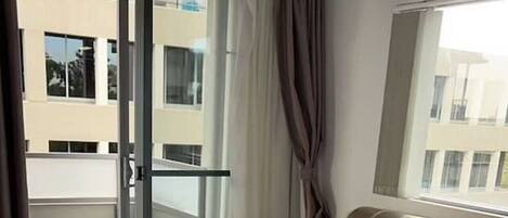 Een strijkplank/strijkijzer, beddengoed