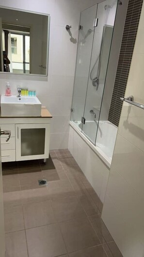 Hair dryer - Burwood 2 rooms APT$ close Olympic park&CBD (Burwood)