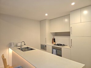 Frigorífico, microondas, horno y placa de cocina