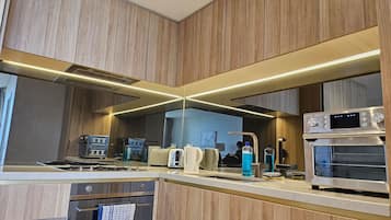 KĂŒhlschrank, Mikrowelle, Ofen, Herdplatte