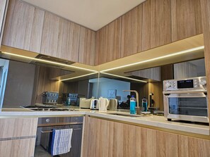 Kühlschrank, Mikrowelle, Ofen, Herdplatte