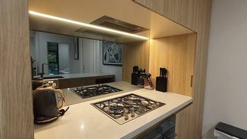 Kühlschrank, Mikrowelle, Ofen, Herdplatte