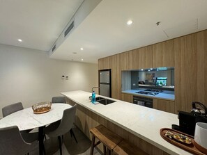 Fridge, microwave, oven, stovetop - Sydney CBD 2BR 102 Easy Walk to Darling Harbour (Sydney)