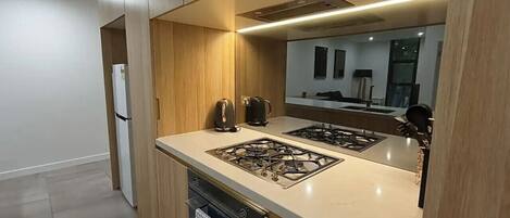 Geladeira, micro-ondas, fogão, cooktop