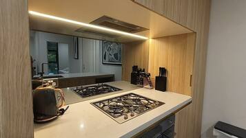 Kühlschrank, Mikrowelle, Ofen, Herdplatte