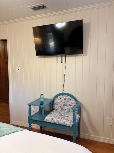 Cozy Farmhouse Retreat , Family & Pet Friendly, Near Beaches, casino and Mobile