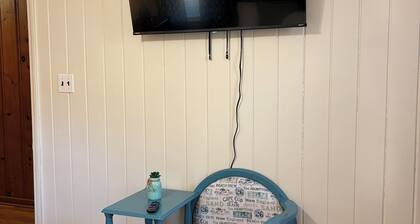 Cozy Farmhouse Retreat , Family & Pet Friendly, Near Beaches, casino and Mobile