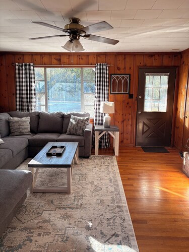 Cozy Farmhouse Retreat , Family & Pet Friendly, Near Beaches, casino and Mobile