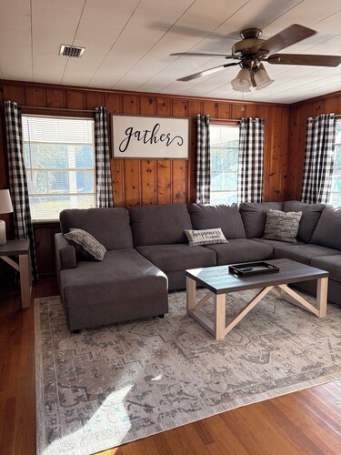 Cozy Farmhouse Retreat , Family & Pet Friendly, Near Beaches, casino and Mobile
