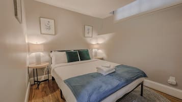 Escritorio, tabla de planchar con plancha, wifi y ropa de cama