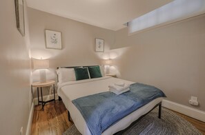 Escritorio, tabla de planchar con plancha, wifi y ropa de cama