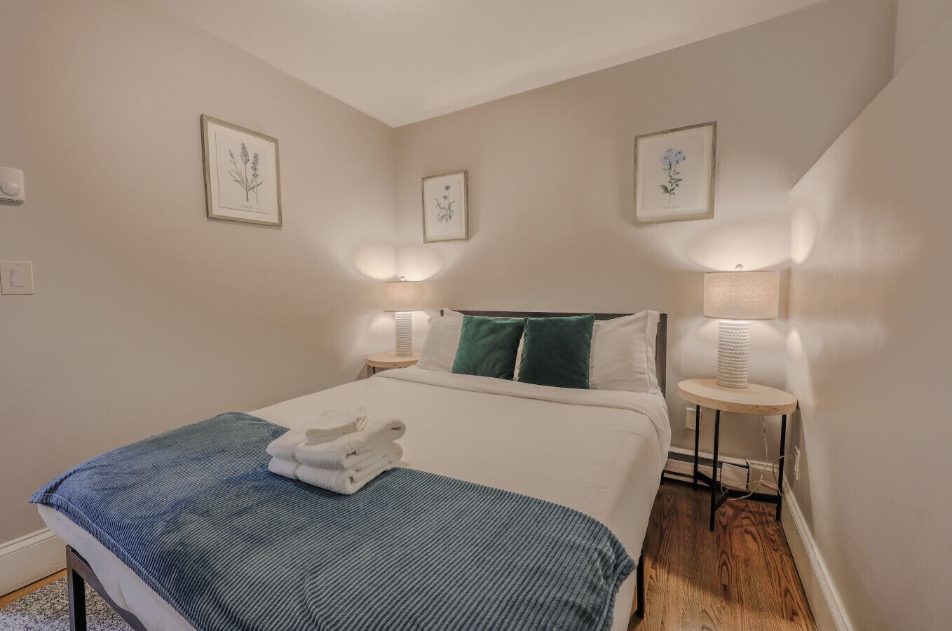 Escritorio, tabla de planchar con plancha, wifi y ropa de cama 