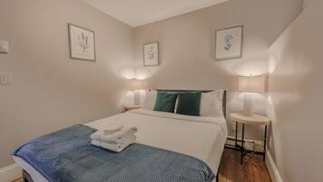 Escritorio, tabla de planchar con plancha, wifi y ropa de cama