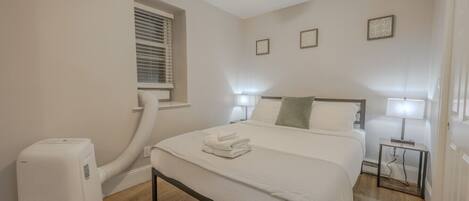 Bureau, fer et planche à repasser, Wi-Fi, draps fournis