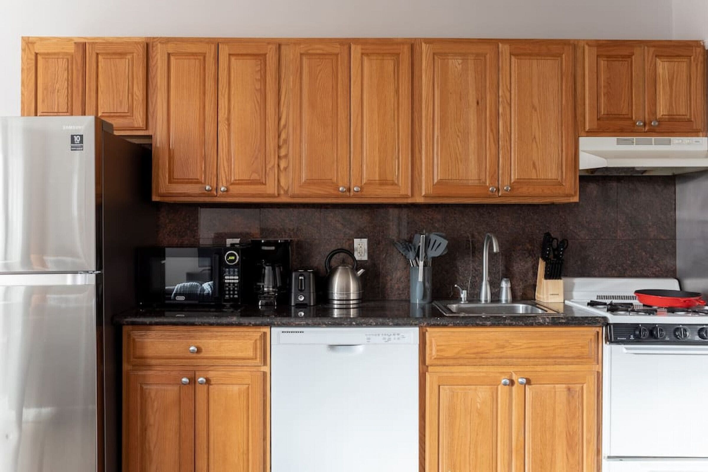 Réfrigérateur, micro-ondes, four, plaque de cuisson