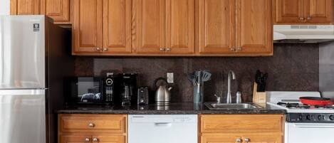 Réfrigérateur, micro-ondes, four, plaque de cuisson