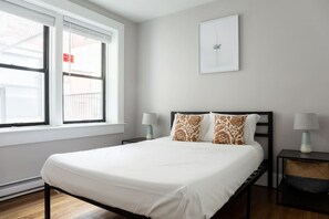 Escritorio, tabla de planchar con plancha, wifi y ropa de cama 