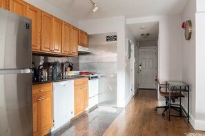 Refrigerador, microondas, horno, placa de cocina