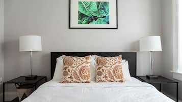 Escritorio, tabla de planchar con plancha, wifi y ropa de cama