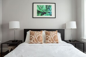 Escritorio, tabla de planchar con plancha, wifi y ropa de cama 